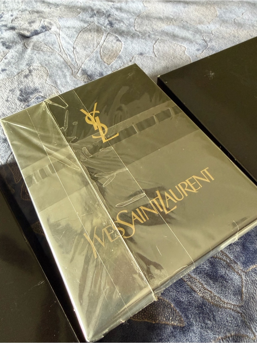 Yves Saint Laurent Blue & Cream Embroidered Logo Hand Towels Set - Picture 4 of 9